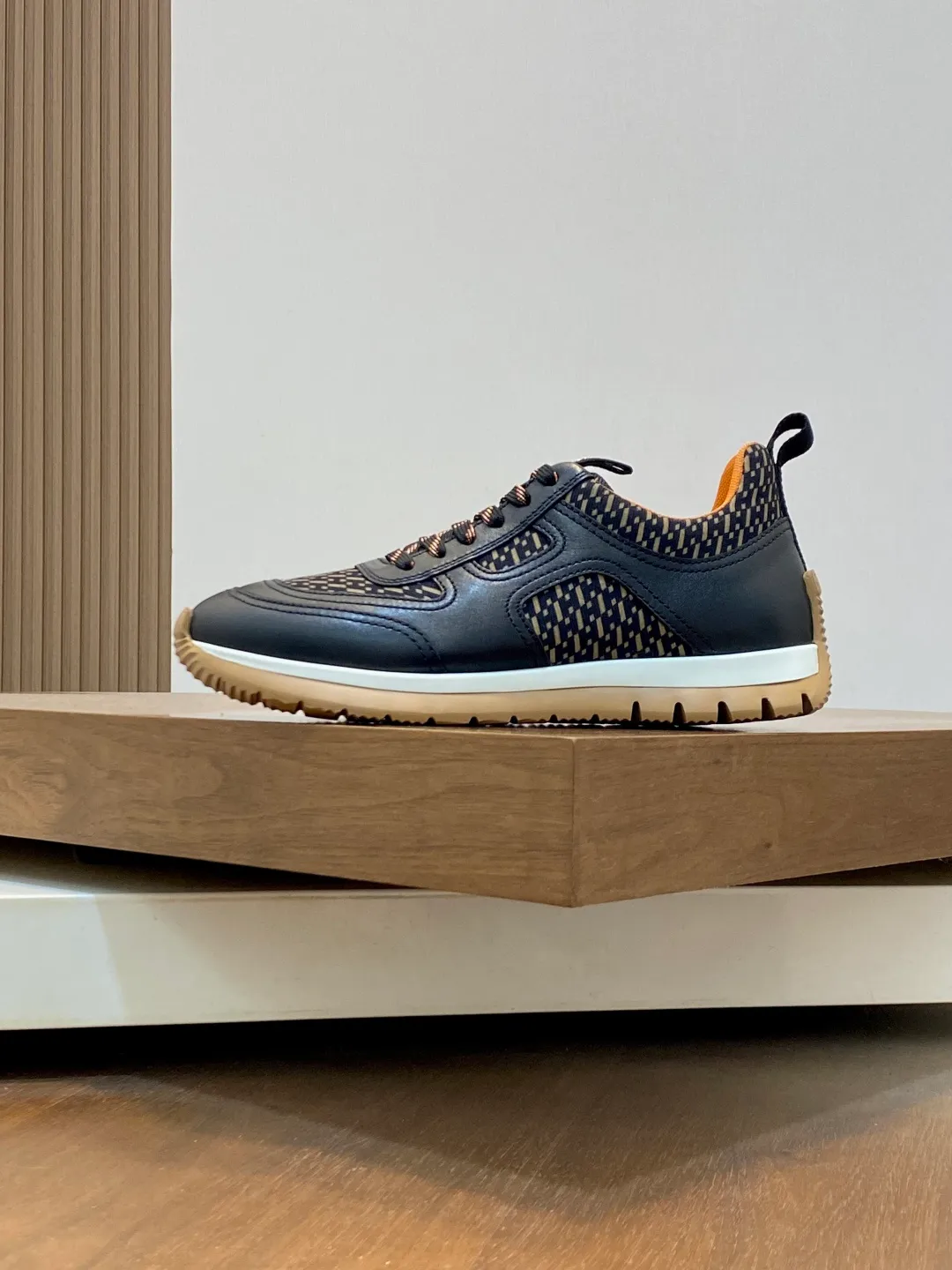 Men's shoes 💰860 Hermès/Hermès official GRAMME men's sports and running casual shoes. Made of jacquard calfskin technical fabric combination. The smooth lines of the upper highlight the sports fashion style. HERMES special jacquard webbing. The outsole is made of foam shock absorption and EVA injection bottom sheet. It is a double-layer hand-made combination. The whole shoe is very comfortable, light and extremely stable after being put on. Casual and simple style. Men's shoes 39 40 41 42 43 44